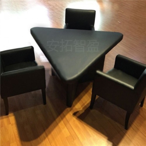 巧思藏细节!三角询问桌的设计奥秘