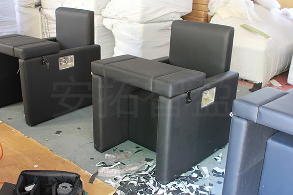 ATZY-R-11型木质软包审讯椅(图1)