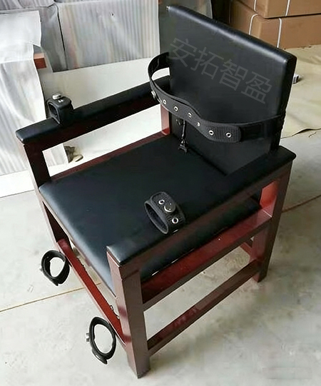 ATZY-M-R8型木质软包审讯椅(图1)